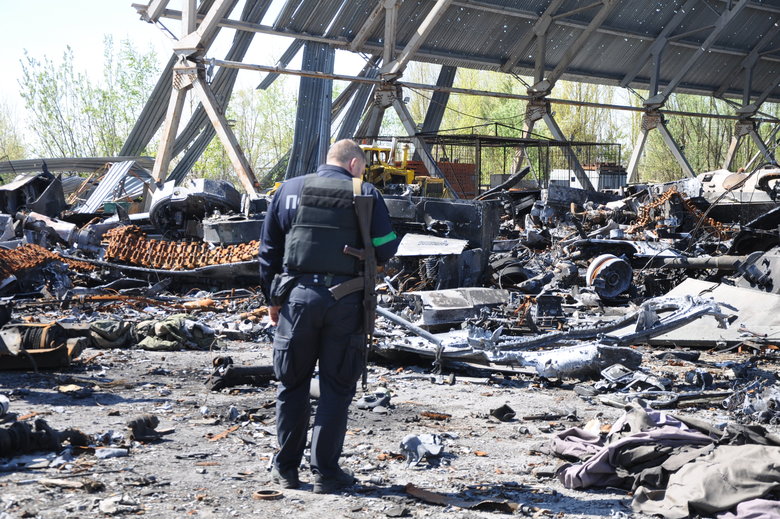 Разминирование территории аэродрома в Гостомеле: уничтоженные самолеты ГП Антонов и остатки российских оккупантов 97