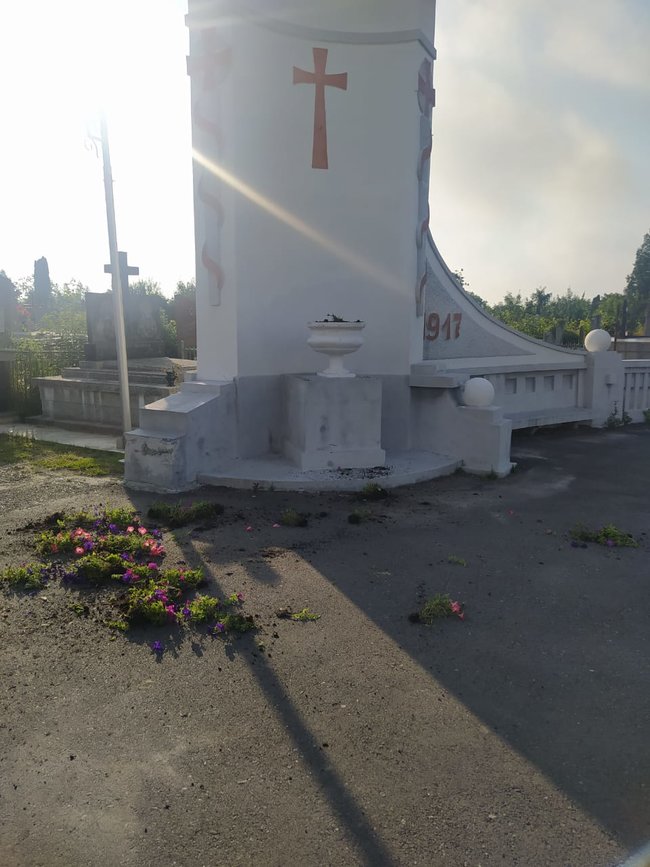 20-річний хлопець пошкодив 59 могильних хрестів і памятників на кладовищі в Стрию, - Нацполіція 04