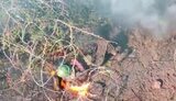 тело оккупанта горит после атаки дрона