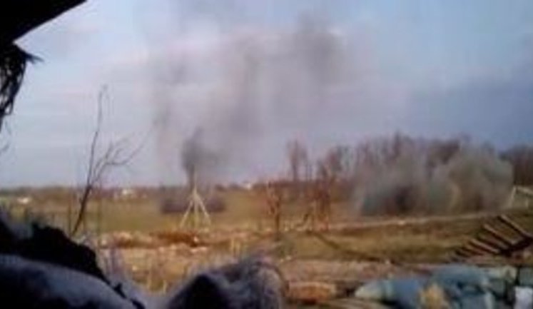 "Возьмем их в рабство и заставим плиточку на этом доме назад приклеить. Все, у них патроны закончились", - украинские бойцы шутят во время боя в Песках. ВИДЕО