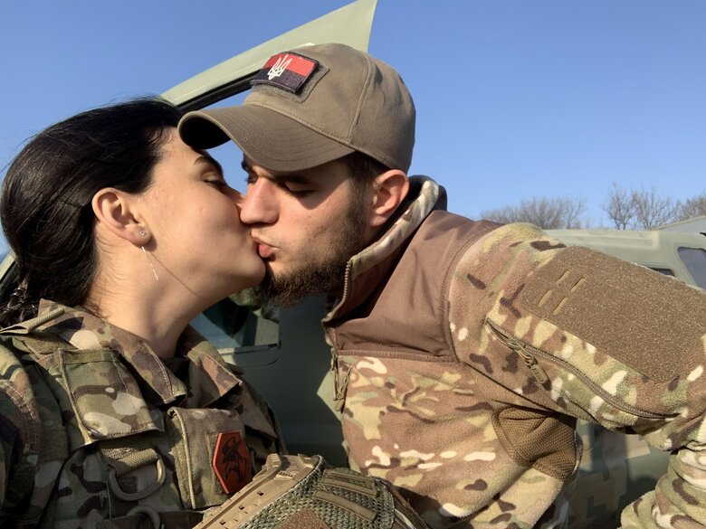 Кохана Героя України Дмитра Коцюбайла - ДаВінчі Аліна Михайлова: Він заводив своїх у підвал. І заходив останнім. Саме в цей момент прилетів снаряд 02