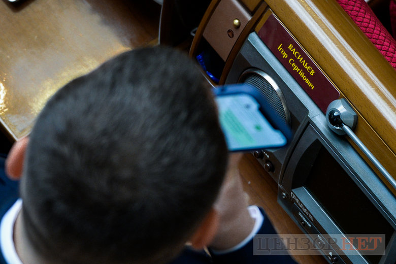Рассказ Культенко Новинскому, Трухину и Кузьминых, приглашение Бондарь на вечеринку при свечах и сообщение Котик, дай деньги Васильеву, - работа ВР 22 февраля 32