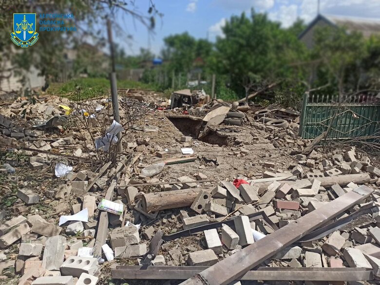 Росіяни скинули вибухівку біля пункту видачі гумдопомоги на Херсонщині: є поранена 01