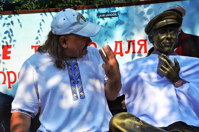 харьков свобода памятник вышиванка