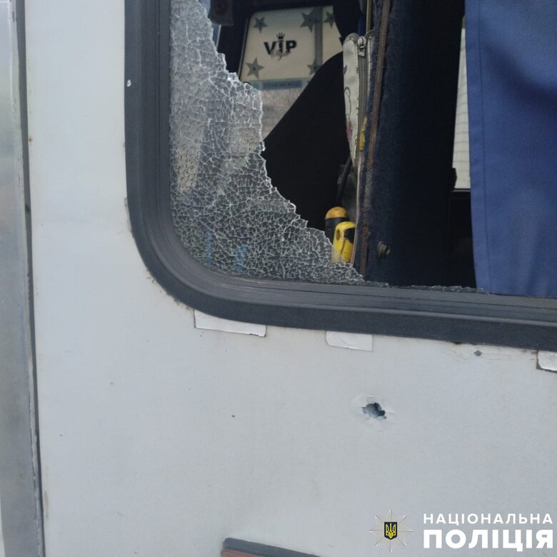 У Херсоні окупанти понівечили автобус