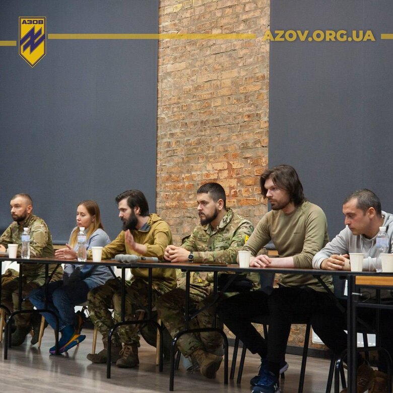 Освобожденные защитники Азовстали встретились с родными пленных бойцов 02