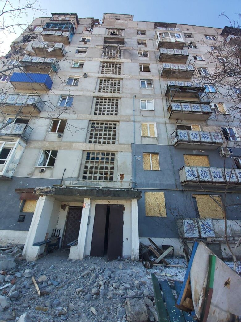 Російські військові обстріляли містечко Нью-Йорк на Донеччині, пошкоджено багатоповерхівку, - Кириленко 02
