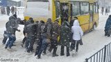 Весенний снегопад во Львове: сугробы в центре города выше человеческого роста. ФОТОрепортаж