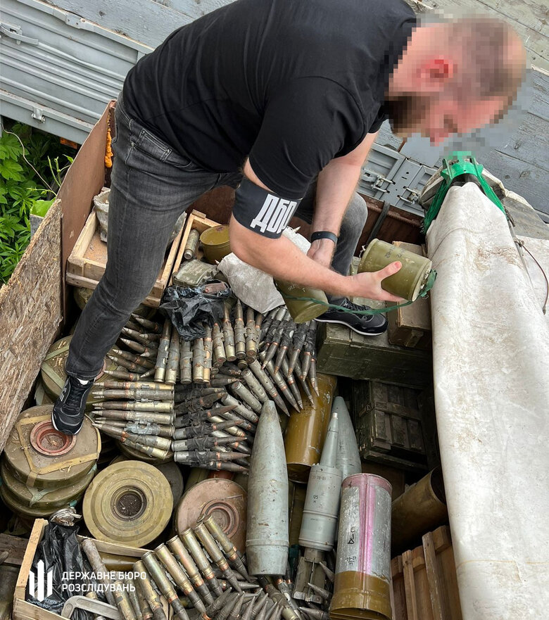 Понад 10 тонн російських боєприпасів та зенітну установку виявили на Харківщині, - ДБР 02