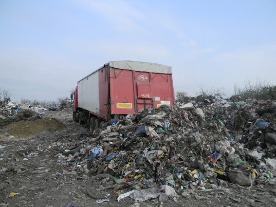 Перевізник львівського сміття не довіз його до Дніпра і вивантажив на Рівненщині 01 Перевізник львівського сміття не довіз його до Дніпра і вивантажив на Рівненщині 01