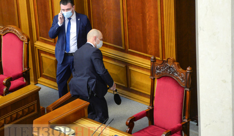 Охорона під трибуною, футболки "За президента! Проти олігархів" і повідомлення від "слуги народу" - "Столовка працює. Все норм": Рада готується до виступу Зеленського. ФОТОрепортаж
