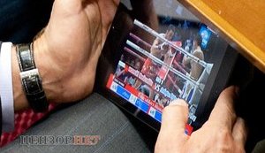 Депутаты ПР готовятся к драке: турнир по боксу "регионалы" "устроили" прямо во время заседания. ФОТОрепортаж