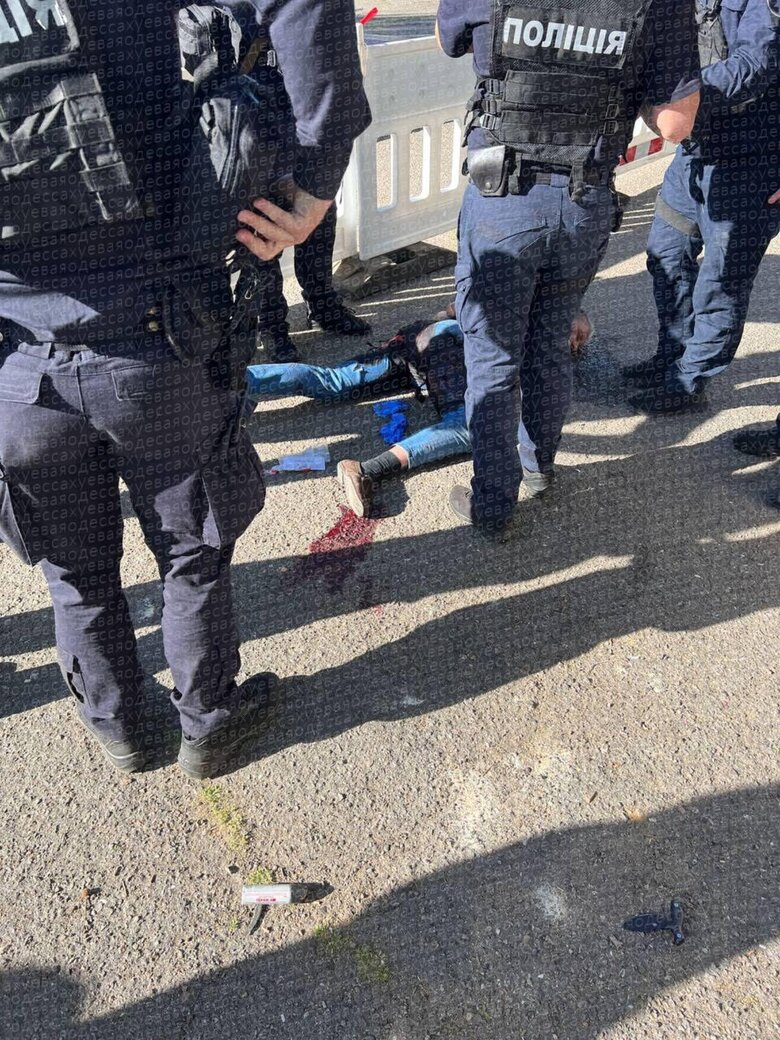 В Одесі чоловік напав із ножами на поліцейських 2 травня