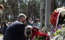 "Кто еще видит "плюсы СССР", пусть приедет в Быковню": Порошенко вместе с депутатами "Евросолидарности" почтили память жертв политических репрессий. ФОТОрепортаж