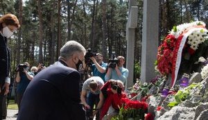 "Хто ще бачить "плюси СРСР", нехай приїде в Биківню": Порошенко разом із депутатами "Євросолідарності" вшанували пам'ять жертв політичних репресій. ФОТОрепортаж