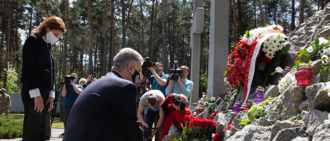 Кто еще видит плюсы СССР, пусть приедет в Быковню: Порошенко вместе с депутатами Евросолидарности почтили память жертв политических репрессий 01