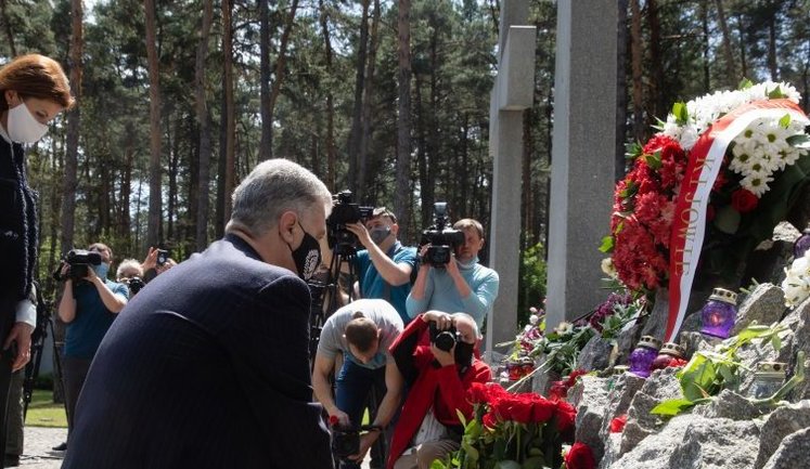 "Хто ще бачить "плюси СРСР", нехай приїде в Биківню": Порошенко разом із депутатами "Євросолідарності" вшанували пам'ять жертв політичних репресій. ФОТОрепортаж