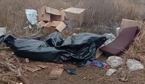 Окупант лежить у чорному мішку на пустирі серед сміття і бур’янів: "И лежит этот пакетик уже неделю. Никому бедолага не нужен, бл#дь". ВIДЕО