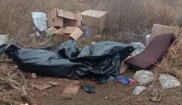 Окупант лежить у чорному мішку на пустирі серед сміття і бур’янів: "И лежит этот пакетик уже неделю. Никому бедолага не нужен, бл#дь". ВIДЕО