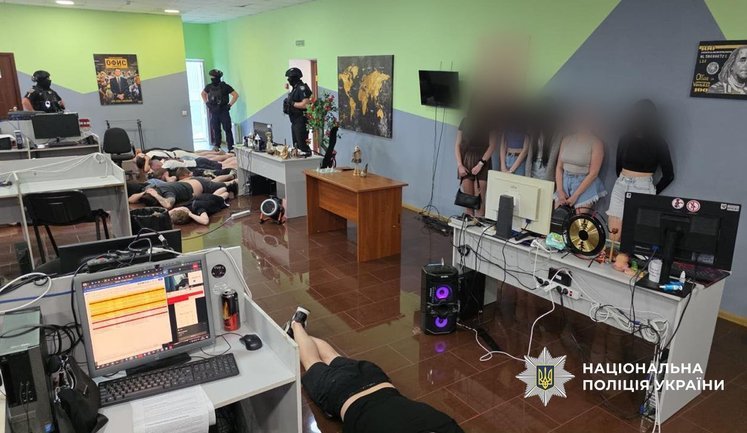 Понад $2 млн, 22 транспортні засоби, золото та годинники: припинено роботу 94 шахрайських кол-центрів, - Кравченко. ВІДЕО+ФОТОрепортаж