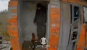 Бесполезная попытка оккупанта пересидеть в сельском нужнике атаку украинского дрона-камикадзе. ВИДЕО