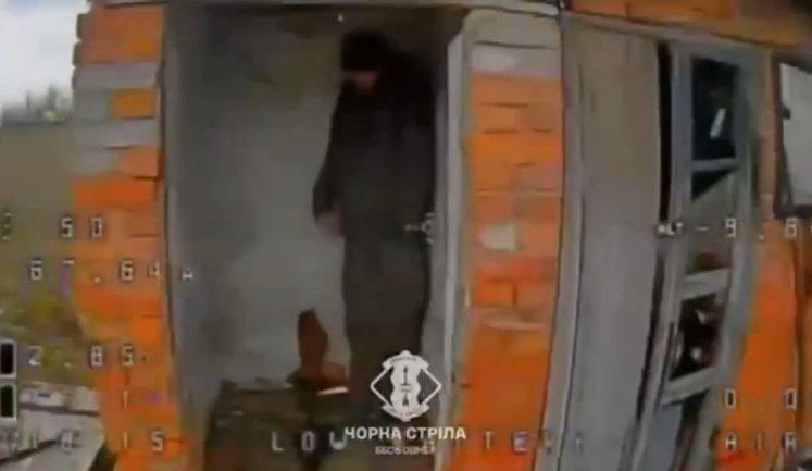 Бесполезная попытка оккупанта пересидеть в сельском нужнике атаку украинского дрона-камикадзе. ВИДЕО
