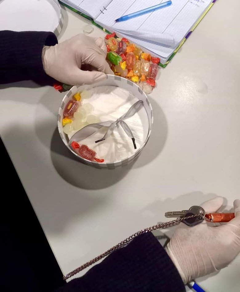 Гражданин ЕС пытался вывезти в Ирландию 0,5 кг кокаина в коробке с желейными конфетами, - Киевская таможня 01