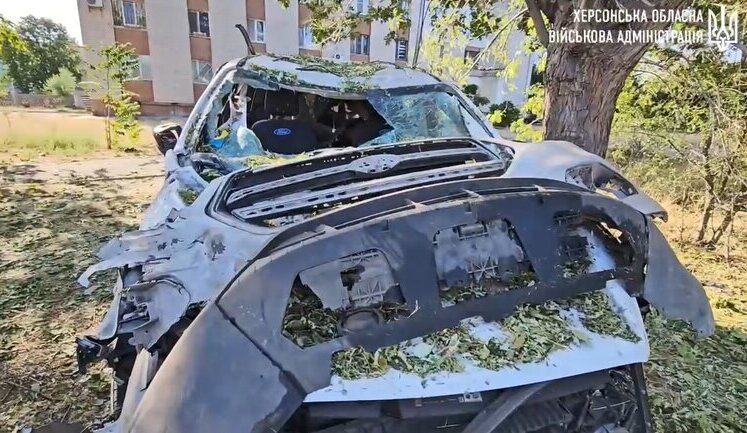 Рашисти вдарили по Херсону: поранено чоловіка