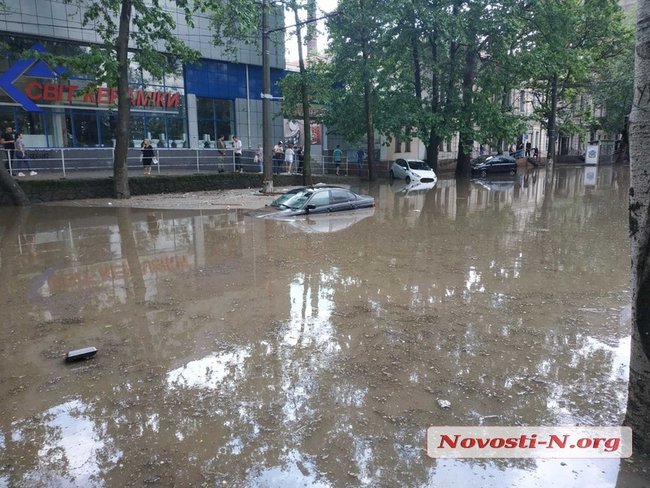 Десятки автомобілів потонули після зливи в Миколаєві 01