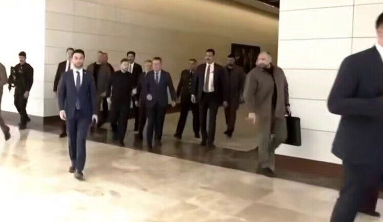 Зеленский обратился к Путину из аэропорта Анкары: "Я здесь". ВИДЕО