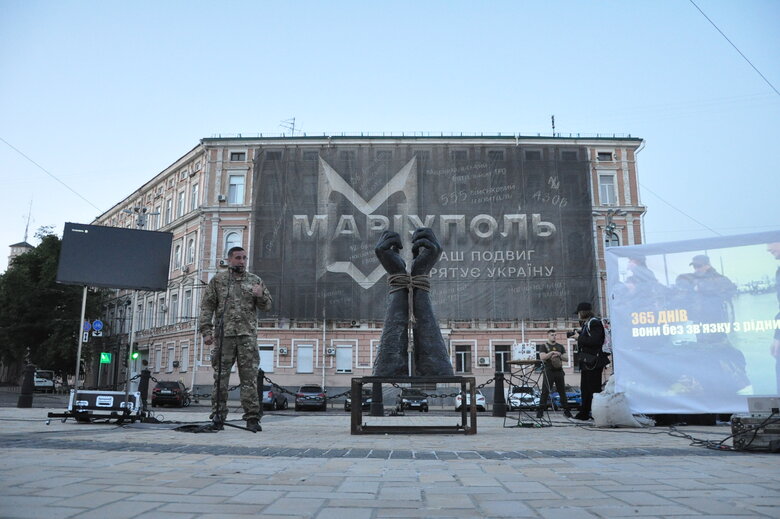 У Києві відкрили інсталяцію-символ стійкості та віри українських військовополонених із Азовсталі 24