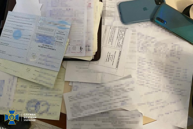 Імітація одного уколу вакцини - 3 тис. грн: СБУ викрила у Києві групу шахраїв, які виготовляли та продавали фальшиві COVID-сертифікати 04 Імітація одного уколу вакцини - 3 тис. грн: СБУ викрила у Києві групу шахраїв, які виготовляли та продавали фальшиві COVID-сертифікати 04