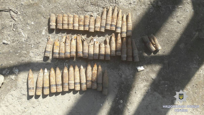 Поліція вилучила у двох школярів на Харківщині понад 40 іржавих снарядів 01