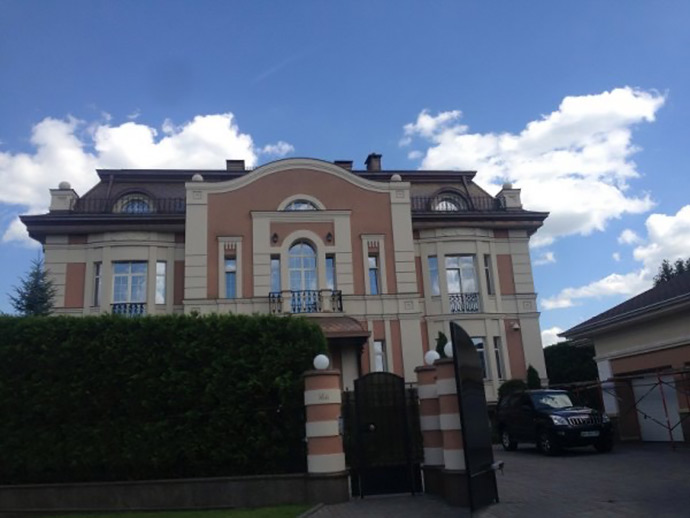 Tymoshenko drives Porsche for $100,000 and rents 1,200 sq m estate from developer Nikonov at three times the lower price, - media 19