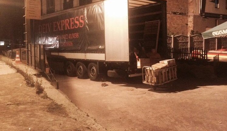 Семья из Швейцарии собрала целую фуру помощи беженцам с востока Украины. ФОТОрепортаж