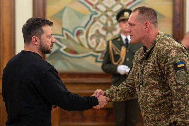Зеленський вручив генеральські погони військовим і правоохоронцям 08