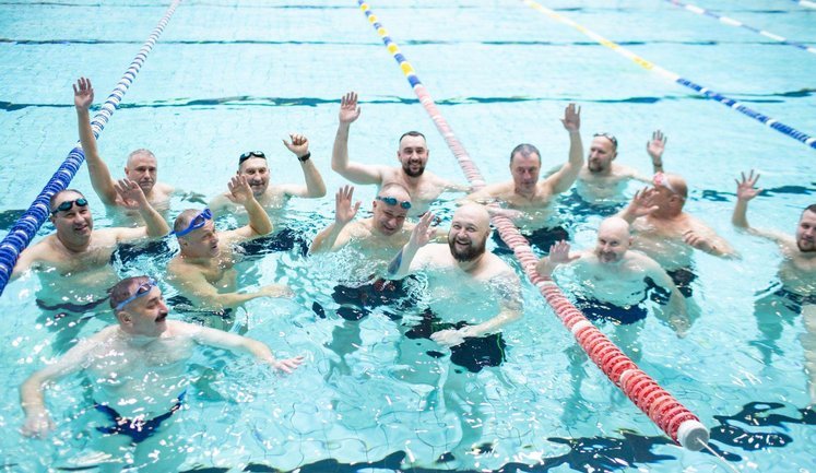 "Метінвест" Ахметова запровадив програму реабілітації ветеранів за допомогою плавання. ФОТО