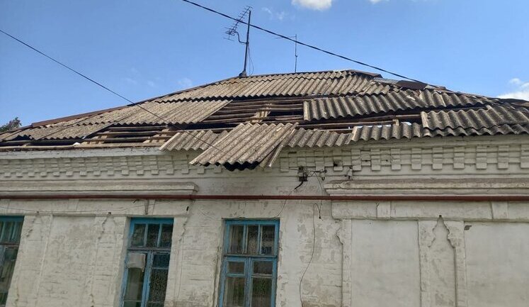 Унаслідок обстрілів Нікопольщини поранено чоловіка і пошкоджено адмінбудівлі та будинки. ФОТОрепортаж