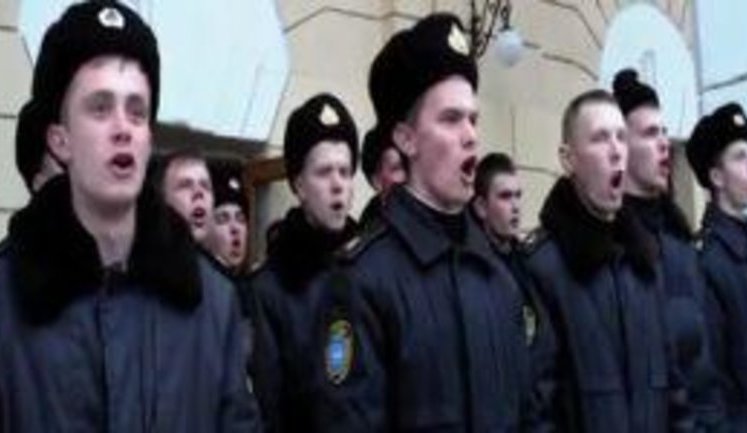 Несколько десятков курсантов-моряков в Севастополе отказались переходить под флаг России и в знак протеста пели гимн Украины. ВИДЕО