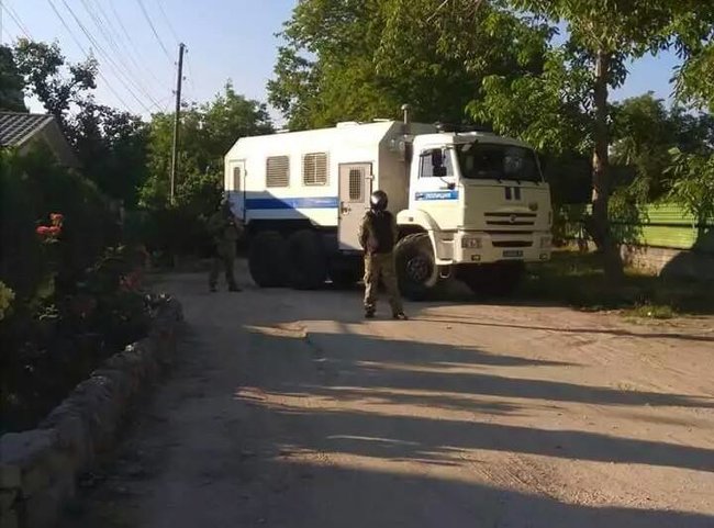 Russian invaders raid houses in Crimea’s Staryi Krym village 05