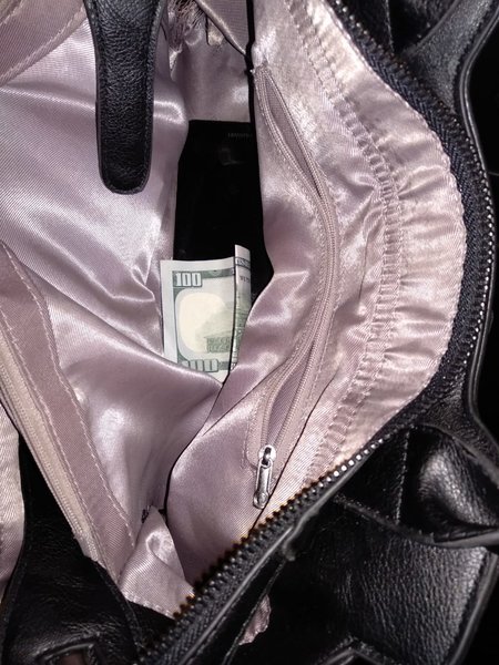 Співробітниці харківської митниці пропонували хабар за контрабанду сигарет: зловмисника затримано на гарячому 02