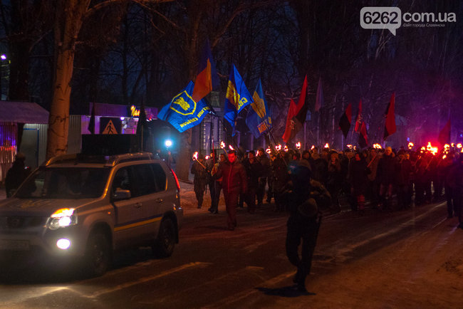 Факельный марш прошел в честь дня рождения Бандеры в Славянске 05 Факельный марш прошел в честь дня рождения Бандеры в Славянске 05
