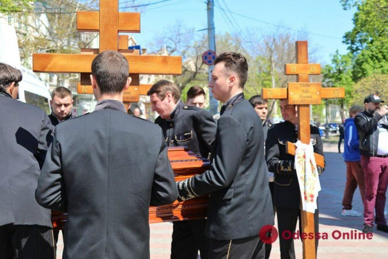 В Одесі попрощалися з Валерією Глодан, її мамою та тримісячною донечкою Кірою, які загинули внаслідок влучання російської ракети у багатоповерхівку 01