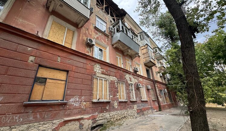Последствия вражеских обстрелов Херсонщины: есть погибший и раненая, повреждена больница. ФОТОрепортаж