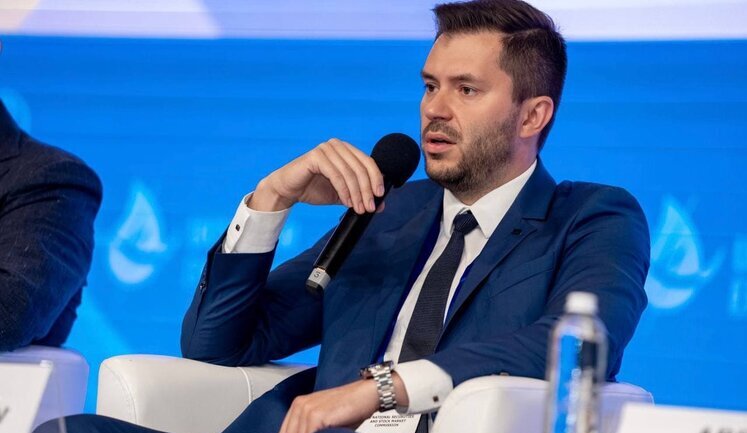 Чверть акцій "Української біржі" досі контролюють Мінфін Росії та фірма підсанкційного бізнесмена. НКЦПФР порушень не бачить