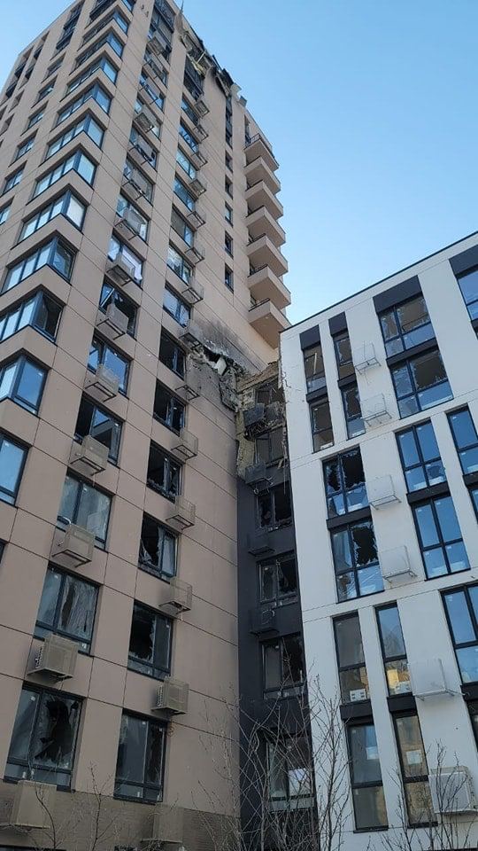 Russian troops fire on Kyiv: buildings in Sviatoshynskyi and Shevchenkivskyi districts damaged 01