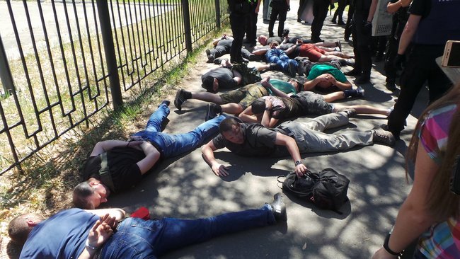 Неизвестные разгромили киоски возле Лесной, где избили пенсионера. Произошли столкновения с полицией 35