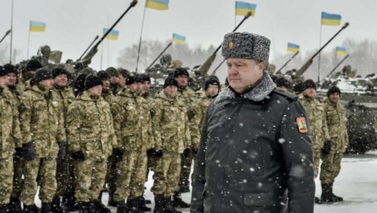 Я готов объявить военное положение во всей стране, - Порошенко