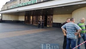 "Укрзализныця" потратит 3,6 миллиона на ремонт дверей на столичном вокзале