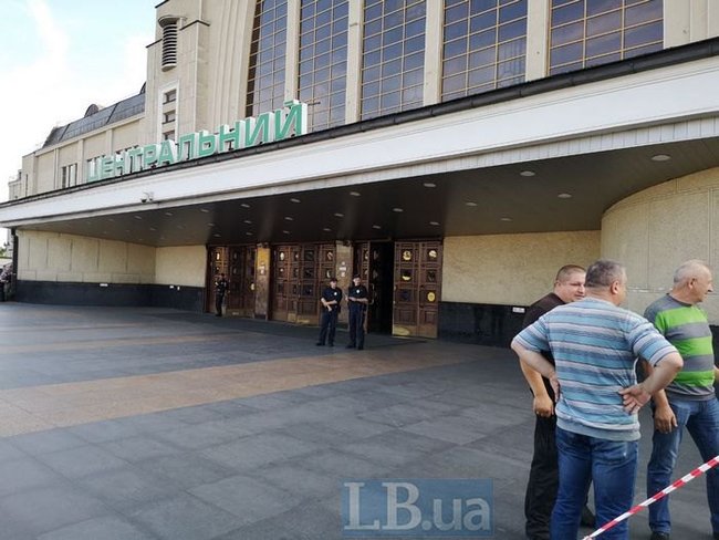 Через повідомлення про замінування на центральному залізничному вокзалі Києва евакуювали людей 01